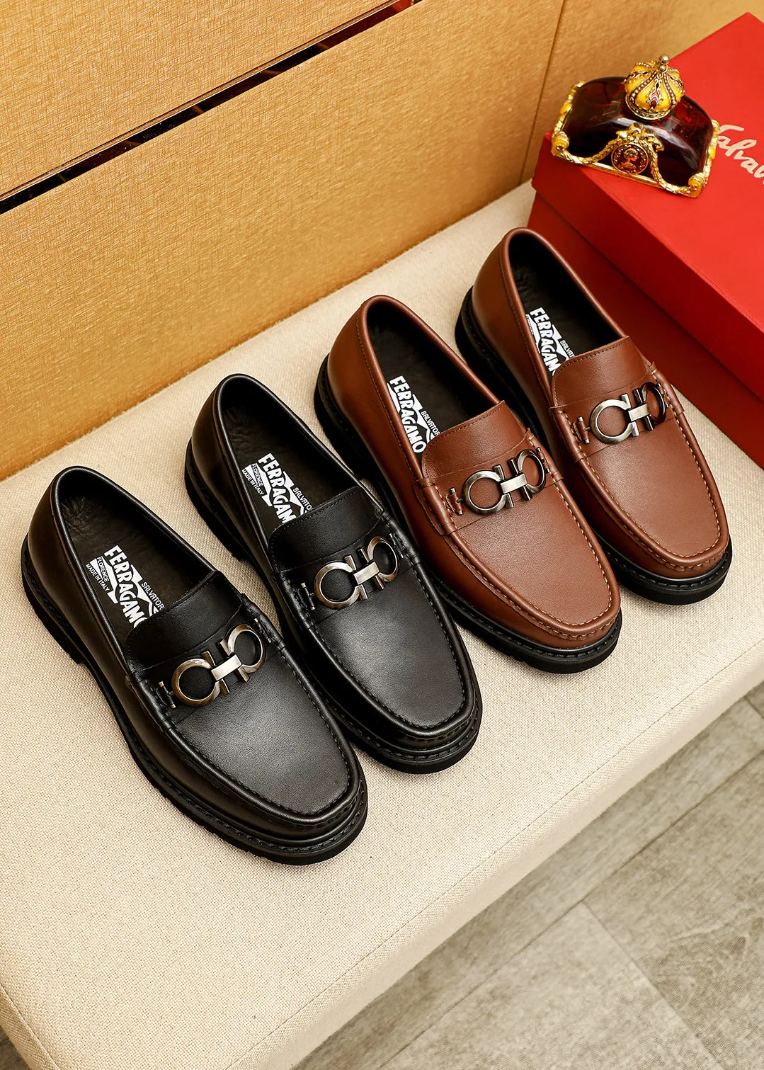 Men's shoes 💰520 💐 Product trademark: Ferragamo "Ferragamo" casual leather shoes Regular size: 38-44 (45.46🉑️customized) Product materials: Selected imported first-layer calfskin upper + original hardware buckle, imported water-dyed cow leather lining. Strong three-dimensional visual effect, original outsole color: 2 colors available